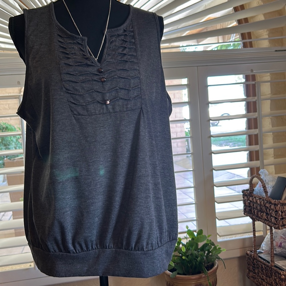 GREEN COLOR ON BLOUSE is a light reflection..Sleeveless summer top. Size XL